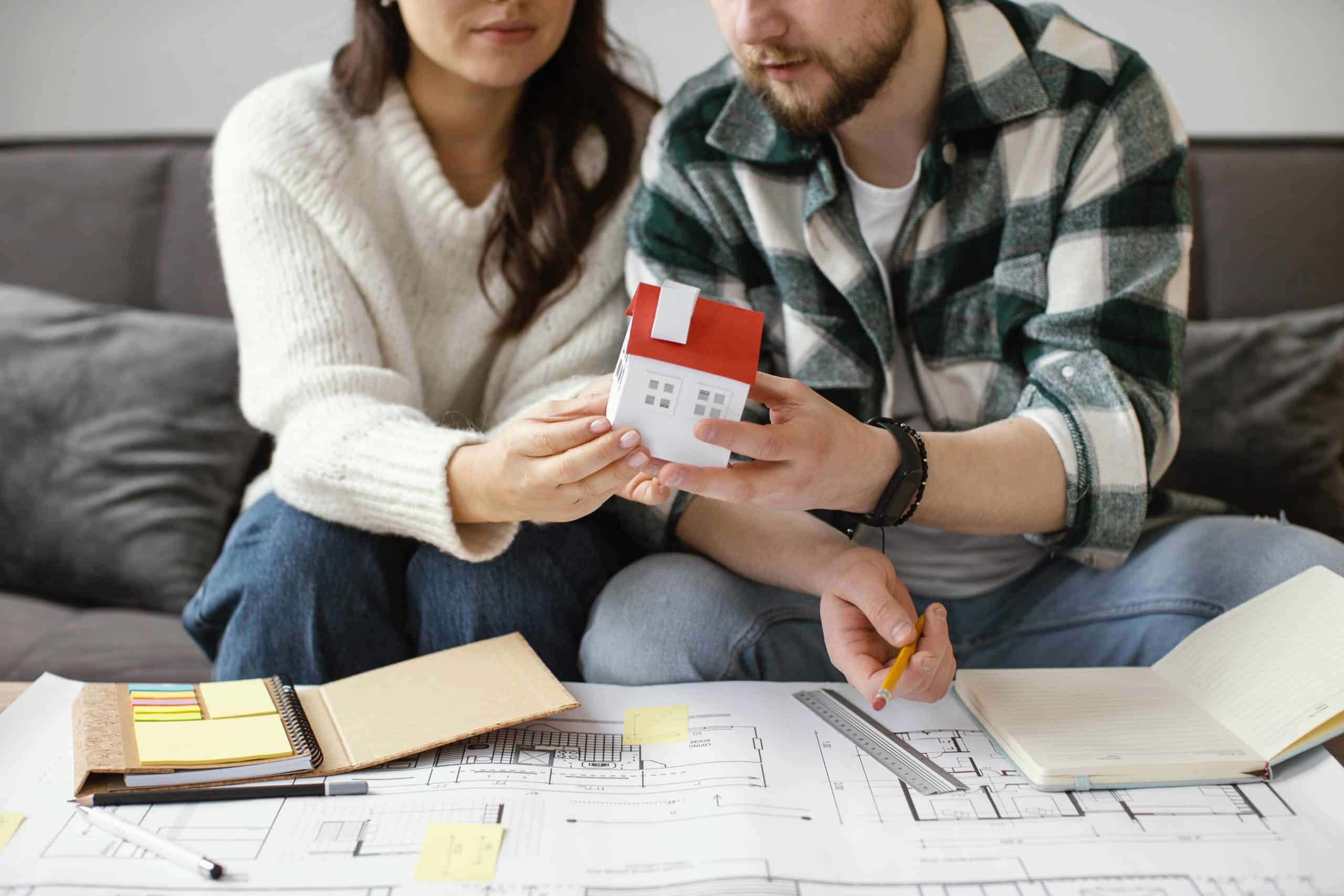 Faire construire ou acheter un bien existant : le match 2025 couple qui achète une maison